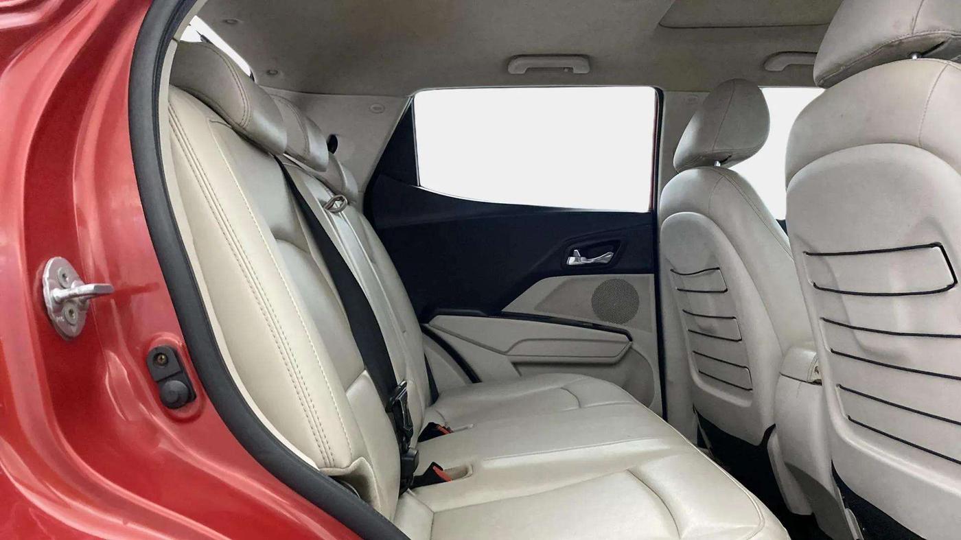 2019 Mahindra XUV300 W8(O) 1.2 PETROL DUAL TONE, Petrol, Manual, 95,774 km, Right Side Rear Door Cabin