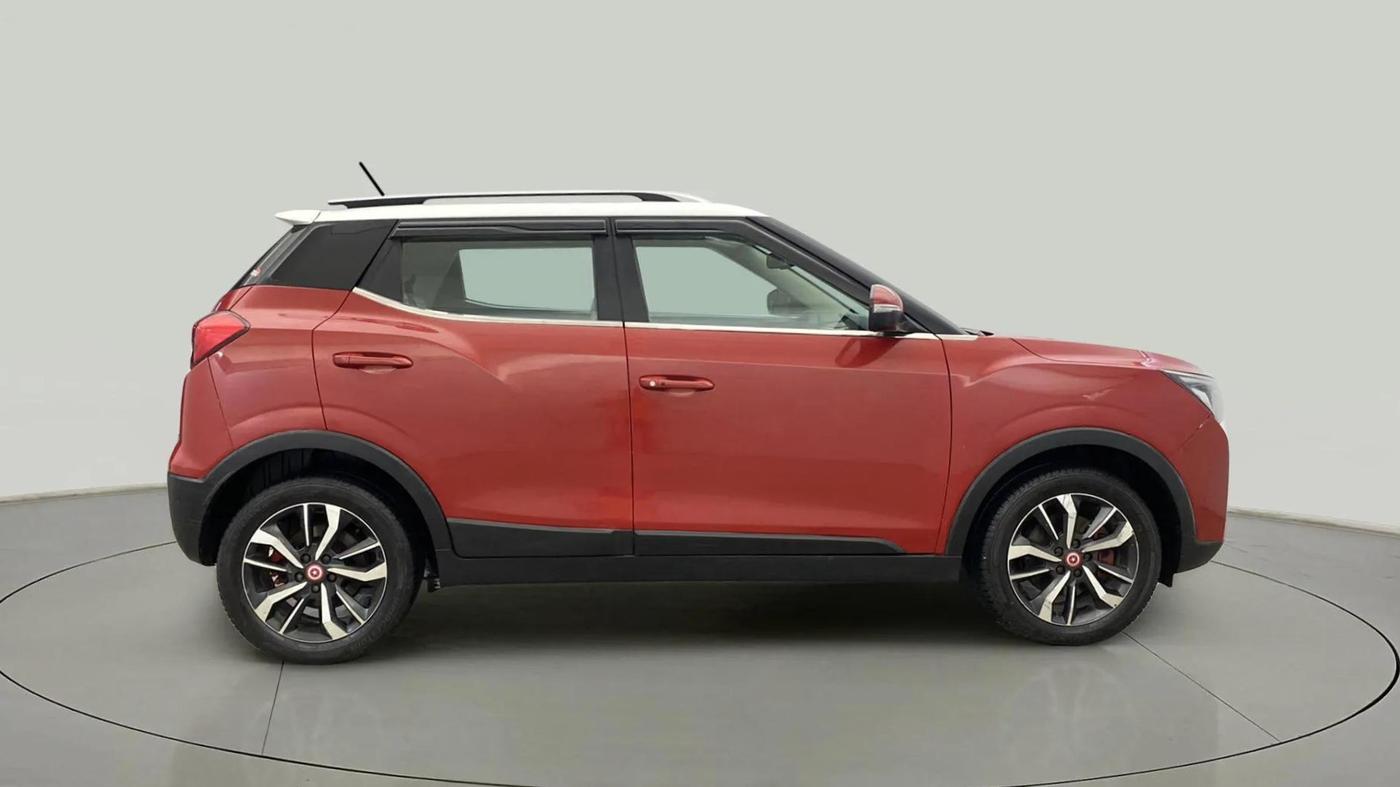 2019 Mahindra XUV300 W8(O) 1.2 PETROL DUAL TONE, Petrol, Manual, 95,774 km, Right Side View
