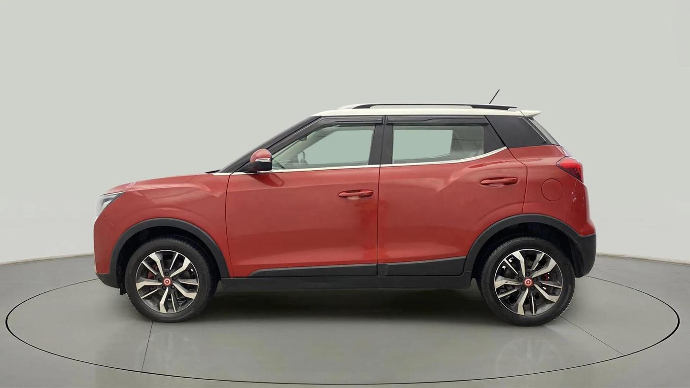 2019 Mahindra XUV300 W8(O) 1.2 PETROL DUAL TONE, Petrol, Manual, 95,774 km, Left Side