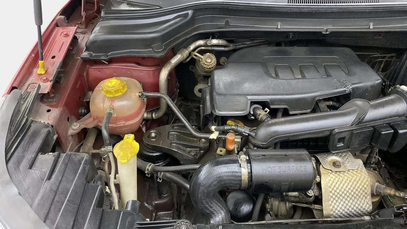 2019 Mahindra XUV300 W8(O) 1.2 PETROL DUAL TONE, Petrol, Manual, 95,774 km, Engine View - Right