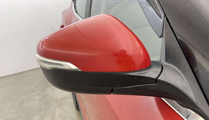 2019 Mahindra XUV300 W8(O) 1.2 PETROL DUAL TONE, Petrol, Manual, 95,656 km, Right rear-view mirror - Indicator light has minor damage