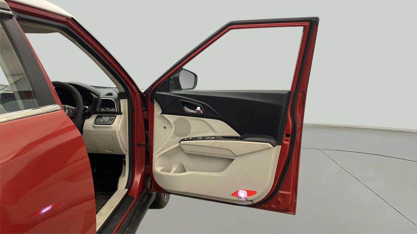 2019 Mahindra XUV300 W8(O) 1.2 PETROL DUAL TONE, Petrol, Manual, 95,774 km, RHS Front Door