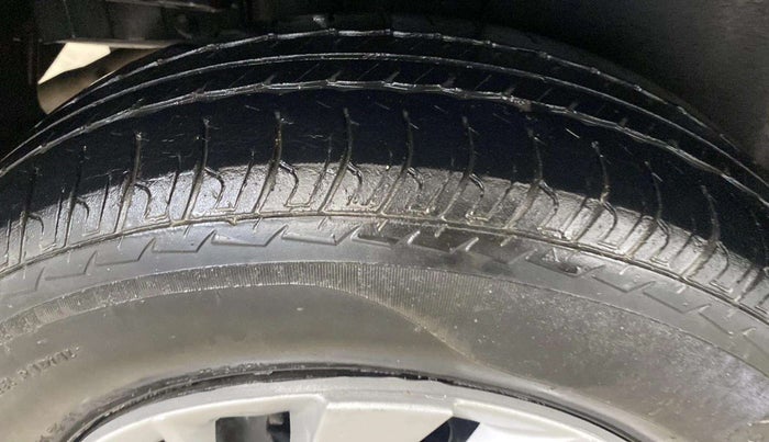 2015 Maruti Swift VXI, Petrol, Manual, 18,344 km, Left Front Tyre Tread