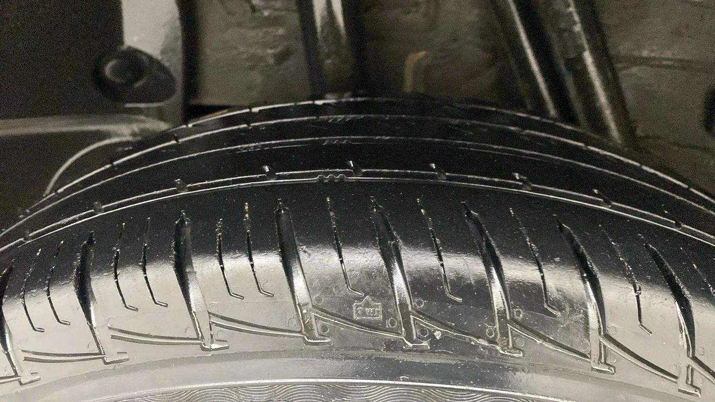 2015 Renault Duster RXL PETROL, Petrol, Manual, 29,784 km, Right Rear Tyre Tread