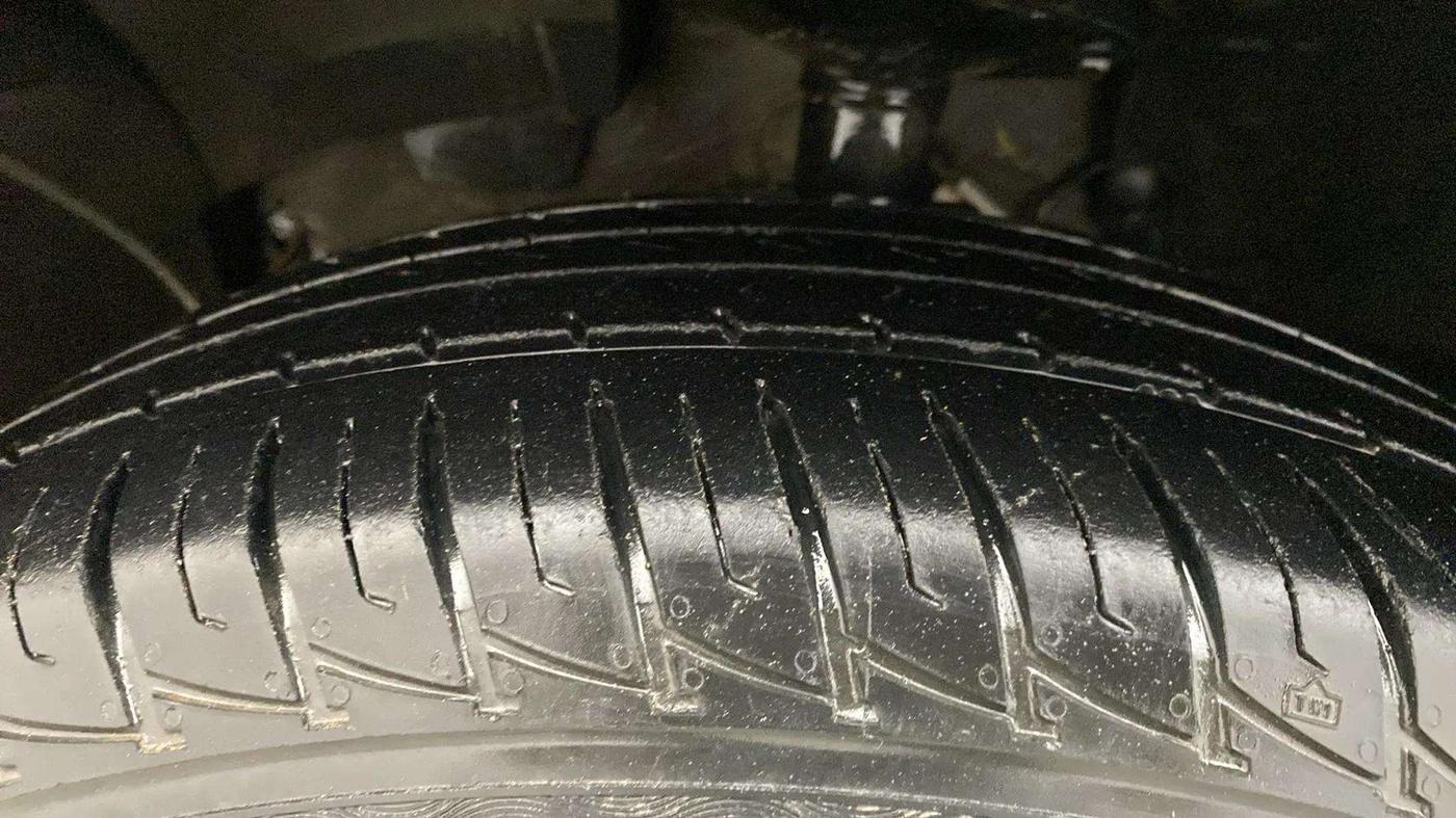 2015 Renault Duster RXL PETROL, Petrol, Manual, 29,784 km, Left Front Tyre Tread