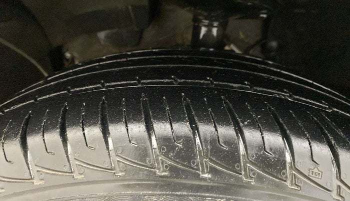 2015 Renault Duster RXL PETROL, Petrol, Manual, 29,684 km, Left Front Tyre Tread