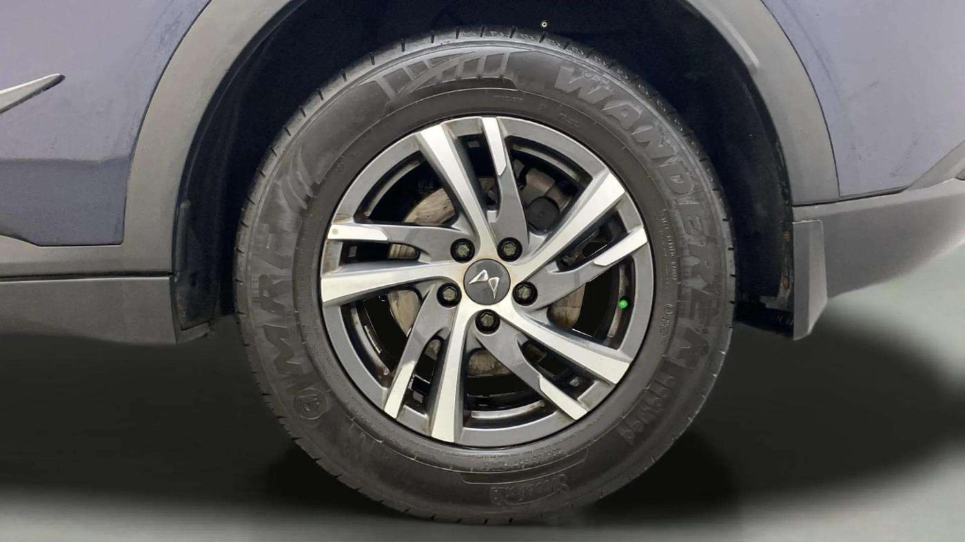 2022 Mahindra XUV700 AX 5 P AT 5 STR, Petrol, Automatic, 30,522 km, Left Rear Wheel