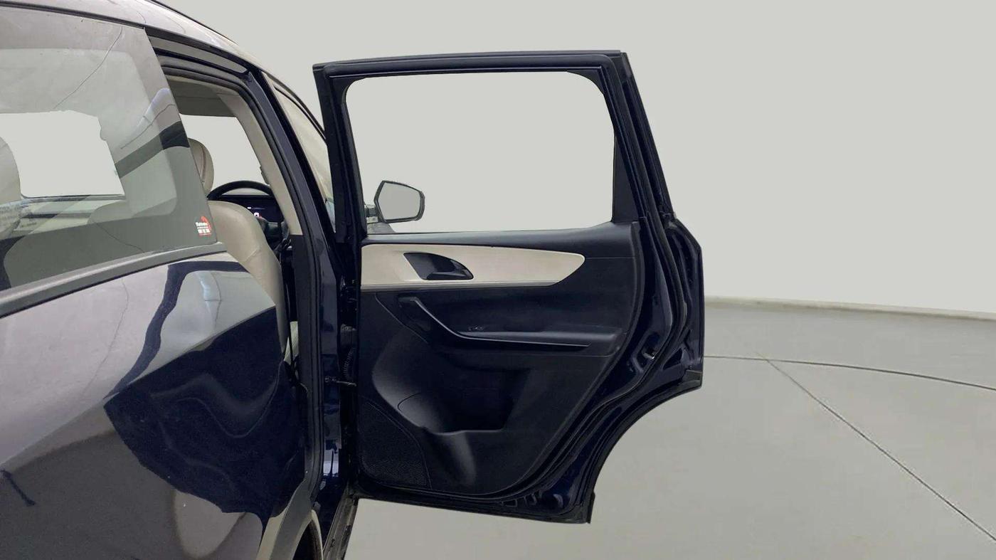 2022 Mahindra XUV700 AX 5 P AT 5 STR, Petrol, Automatic, 30,522 km, RHS Rear Door