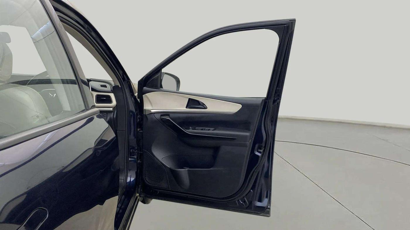 2022 Mahindra XUV700 AX 5 P AT 5 STR, Petrol, Automatic, 30,522 km, RHS Front Door