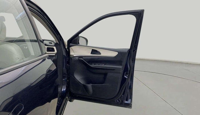 2022 Mahindra XUV700 AX 5 P AT 5 STR, Petrol, Automatic, 29,992 km, RHS Front Door