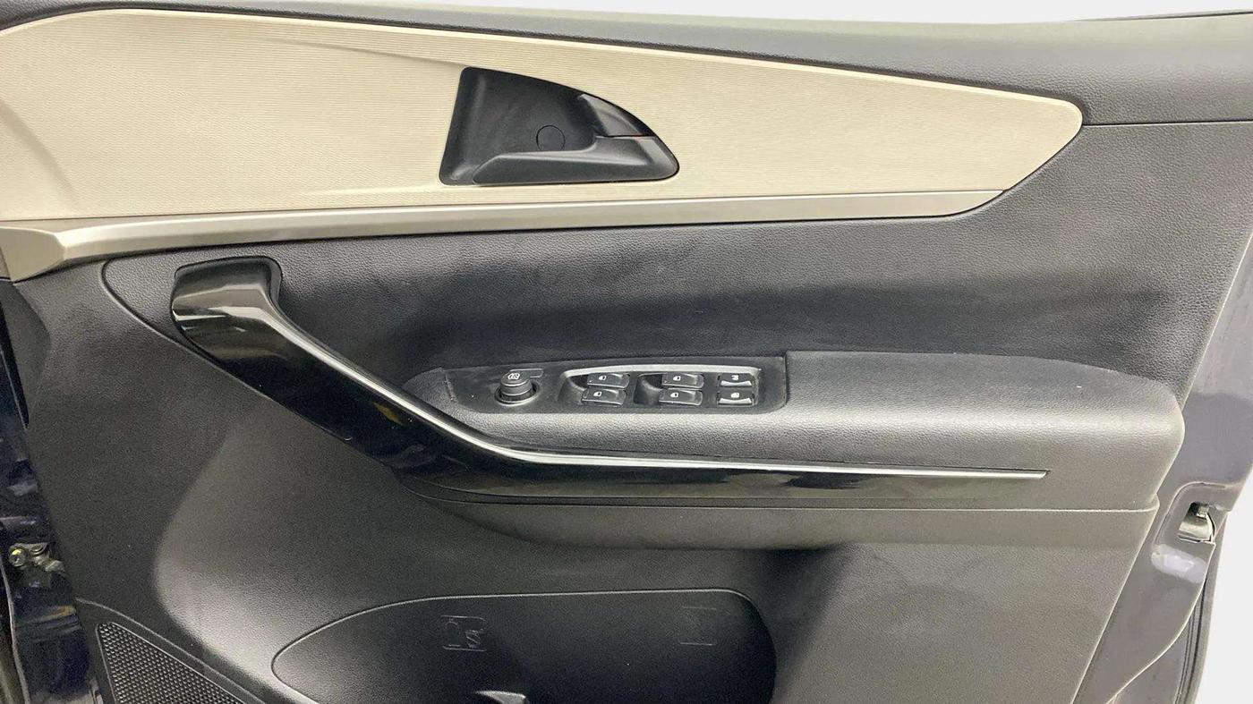 2022 Mahindra XUV700 AX 5 P AT 5 STR, Petrol, Automatic, 30,522 km, Driver Side Door Panels Control
