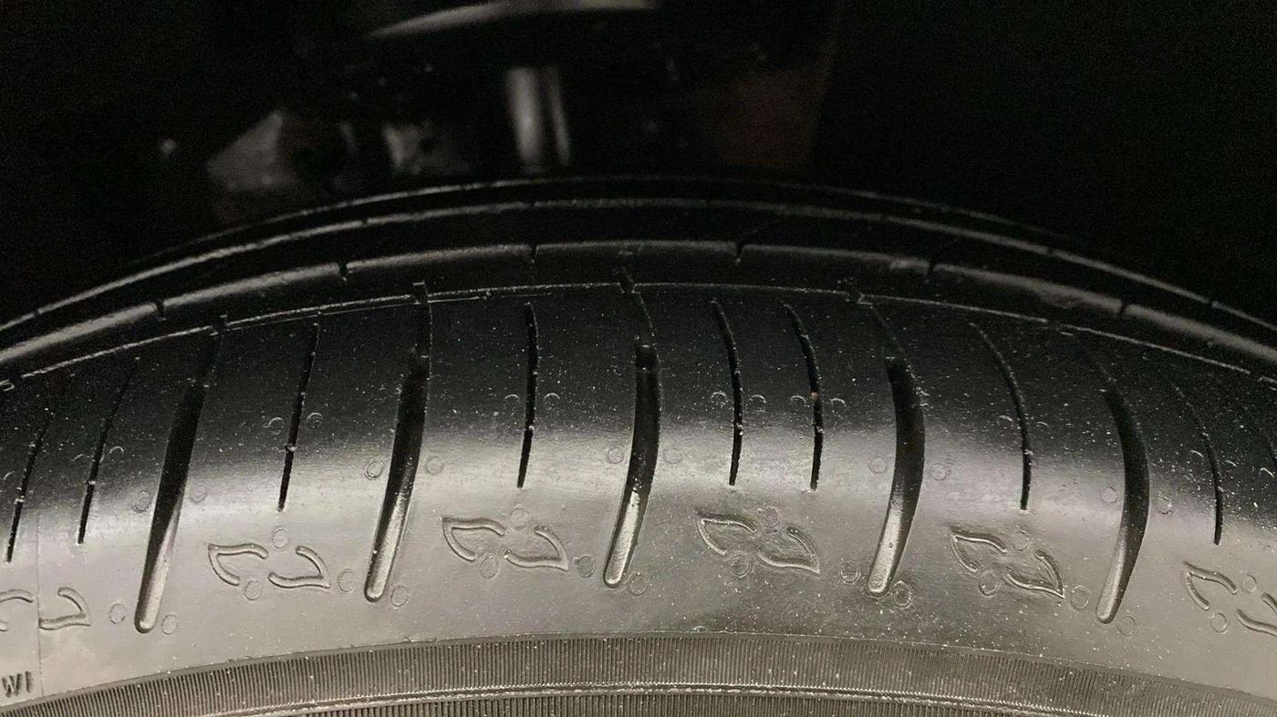 2022 Mahindra XUV700 AX 5 P AT 5 STR, Petrol, Automatic, 30,522 km, Right Front Tyre Tread