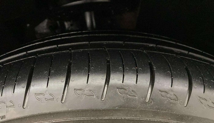 2022 Mahindra XUV700 AX 5 P AT 5 STR, Petrol, Automatic, 29,992 km, Right Front Tyre Tread