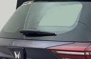 2022 Mahindra XUV700 AX 5 P AT 5 STR, Petrol, Automatic, 30,522 km, Rear Wiper