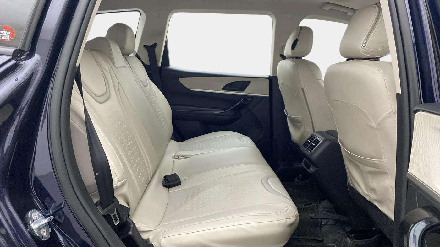 2022 Mahindra XUV700 AX 5 P AT 5 STR, Petrol, Automatic, 30,522 km, Right Side Rear Door Cabin
