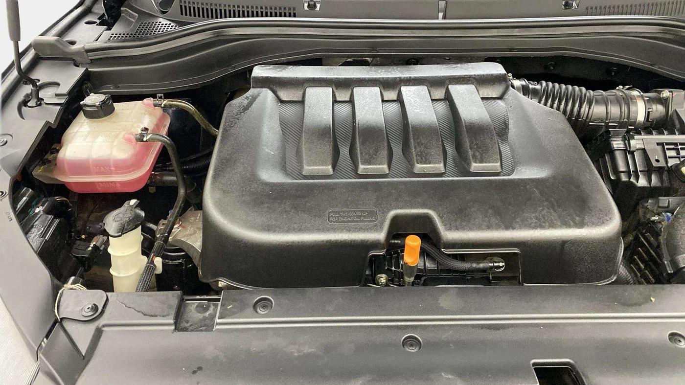 2022 Mahindra XUV700 AX 5 P AT 5 STR, Petrol, Automatic, 30,522 km, Engine View - Right