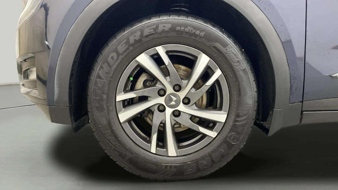 2022 Mahindra XUV700 AX 5 P AT 5 STR, Petrol, Automatic, 30,522 km, Left Front Wheel