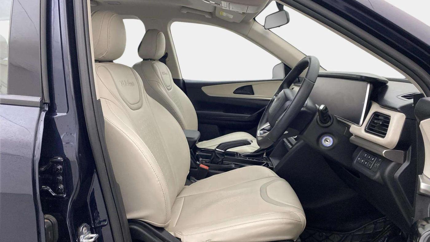 2022 Mahindra XUV700 AX 5 P AT 5 STR, Petrol, Automatic, 30,522 km, Right Side Front Door Cabin