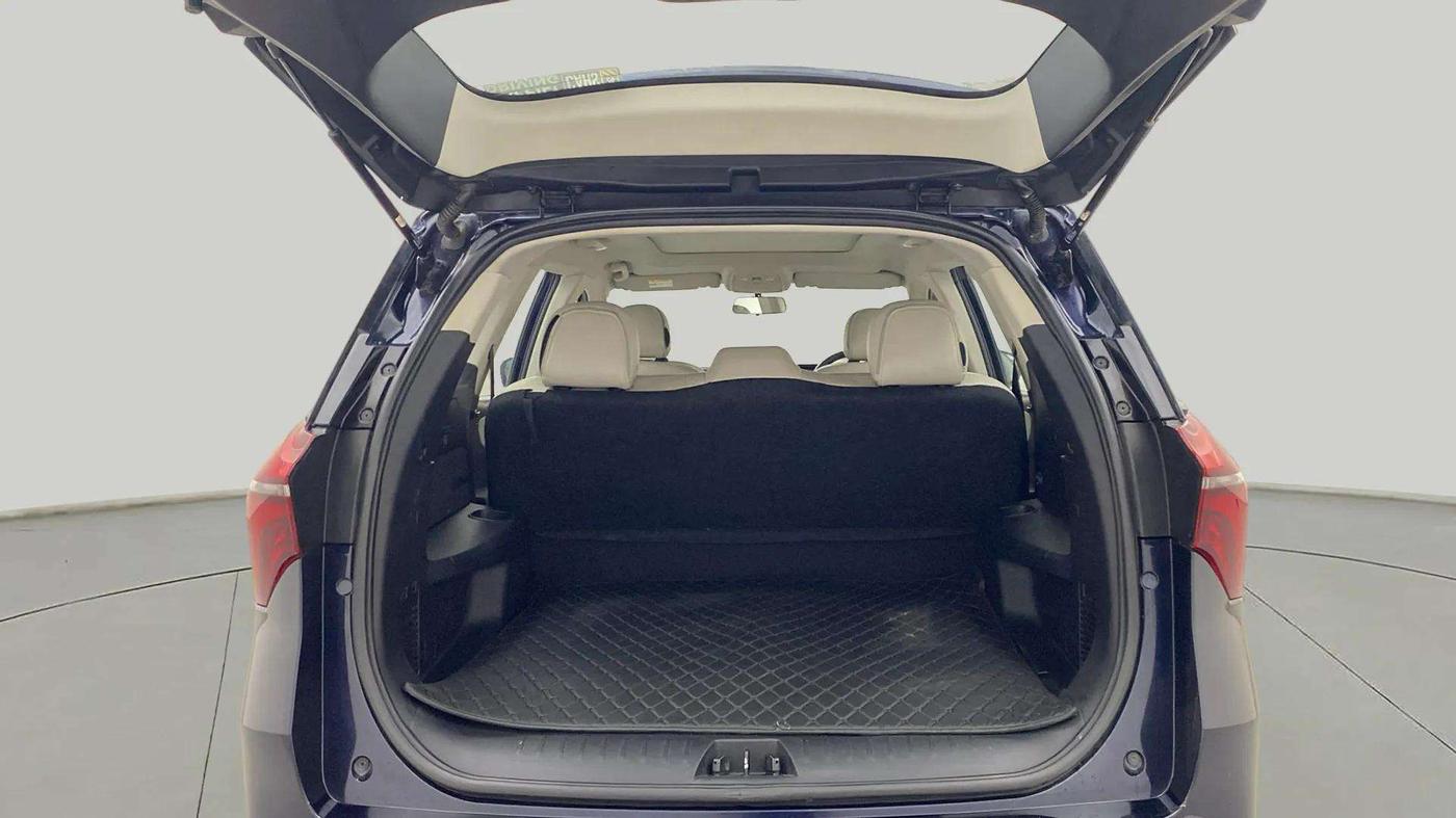 2022 Mahindra XUV700 AX 5 P AT 5 STR, Petrol, Automatic, 30,522 km, Boot Door Open