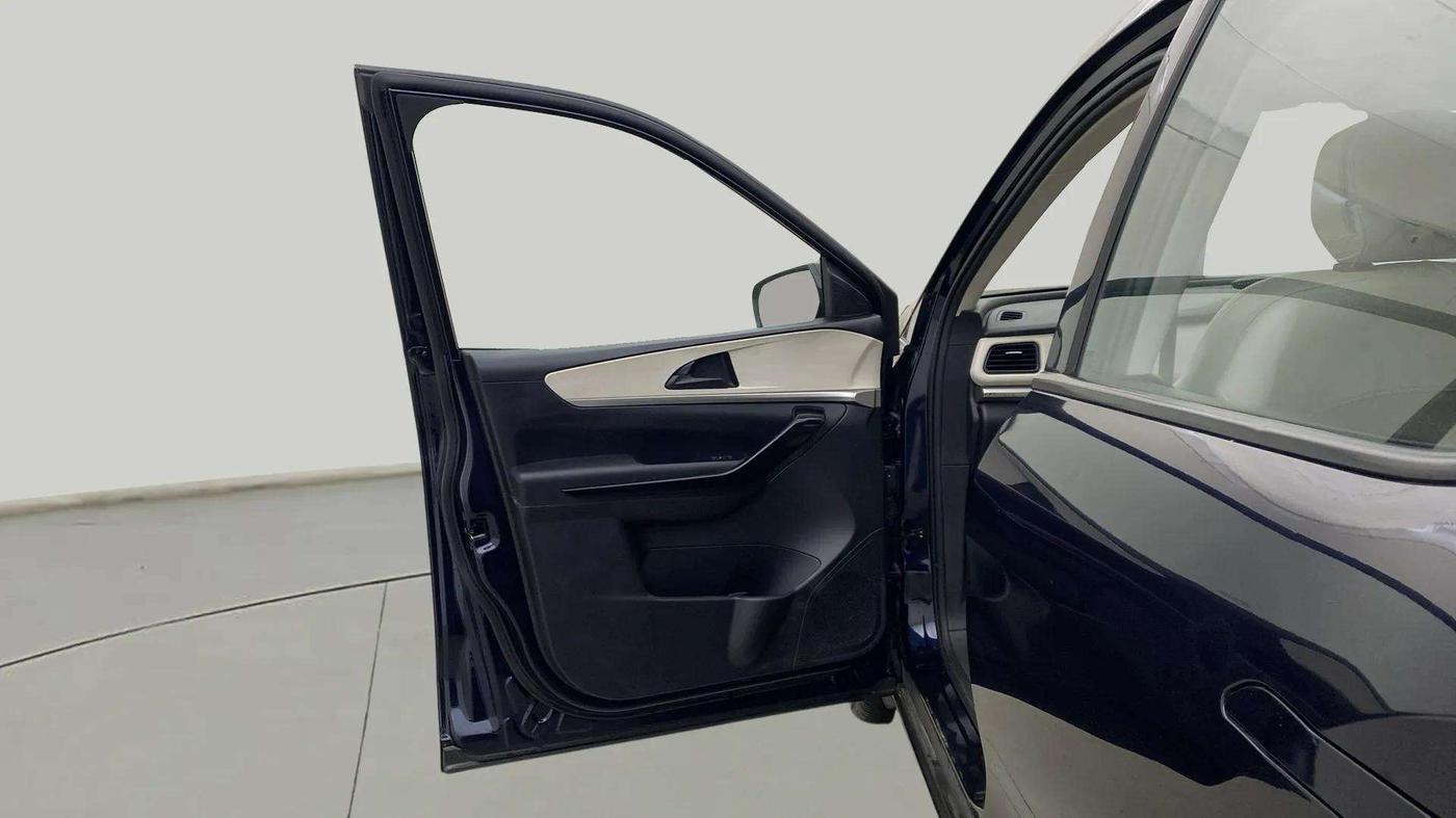 2022 Mahindra XUV700 AX 5 P AT 5 STR, Petrol, Automatic, 30,522 km, LHS Front Door