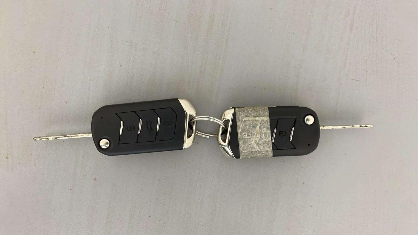 2022 Mahindra XUV700 AX 5 P AT 5 STR, Petrol, Automatic, 30,522 km, Key Close Up