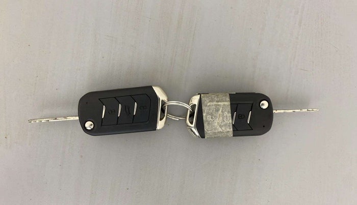 2022 Mahindra XUV700 AX 5 P AT 5 STR, Petrol, Automatic, 29,992 km, Key Close Up