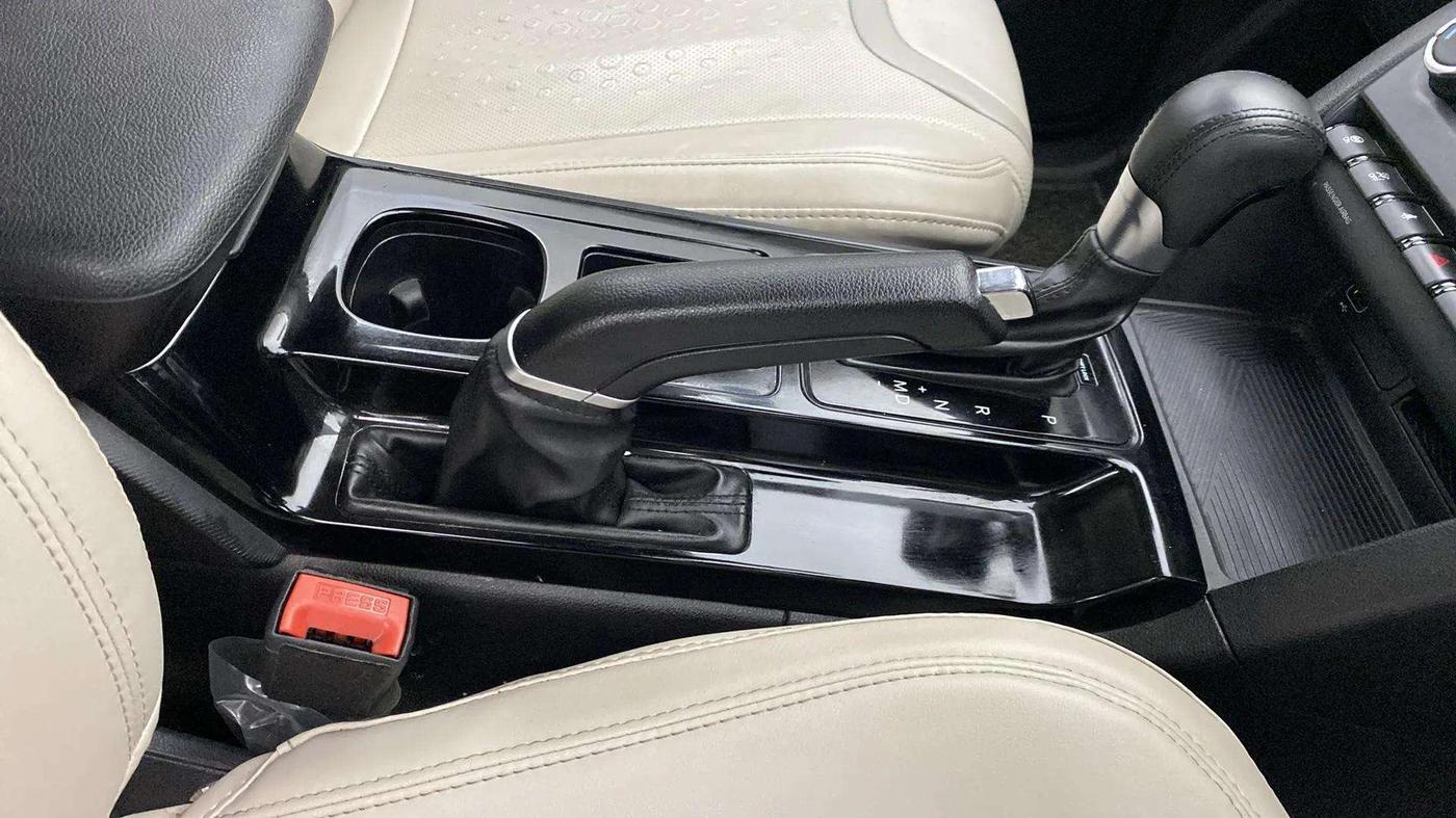 2022 Mahindra XUV700 AX 5 P AT 5 STR, Petrol, Automatic, 30,522 km, Gear Lever