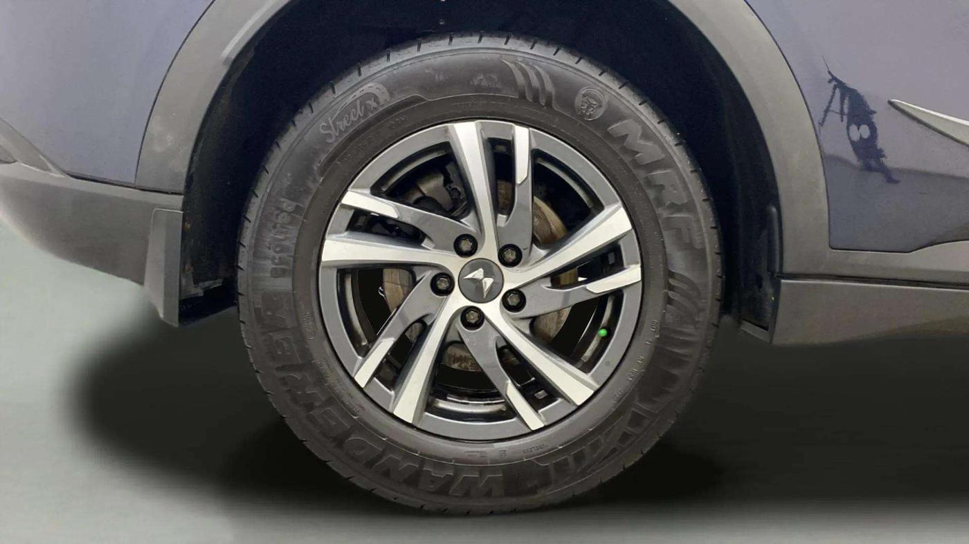 2022 Mahindra XUV700 AX 5 P AT 5 STR, Petrol, Automatic, 30,522 km, Right Rear Wheel