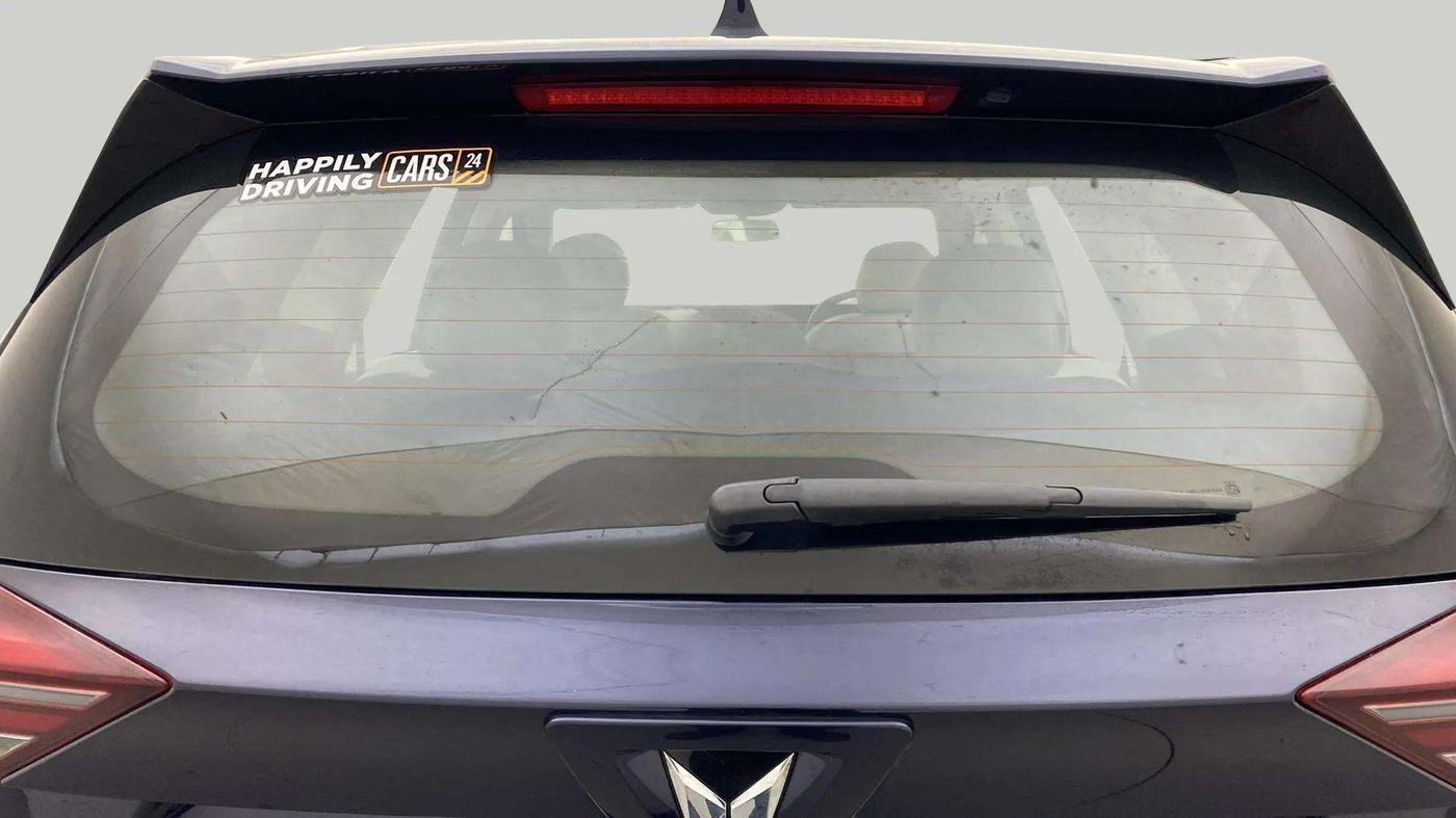2022 Mahindra XUV700 AX 5 P AT 5 STR, Petrol, Automatic, 30,522 km, Rear Windshield