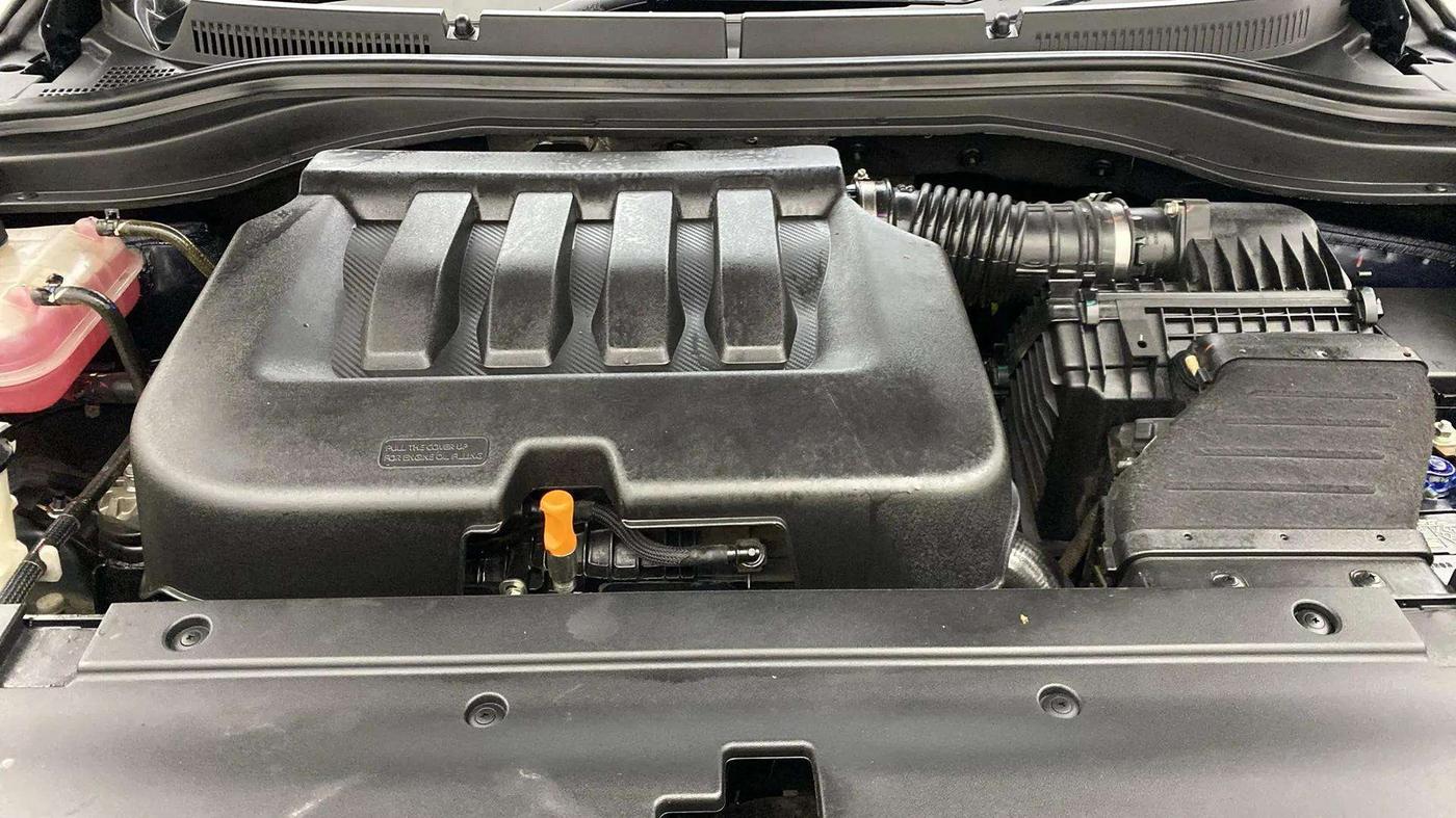 2022 Mahindra XUV700 AX 5 P AT 5 STR, Petrol, Automatic, 30,522 km, Engine View