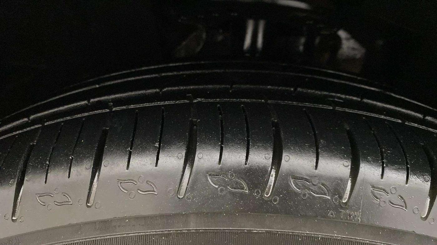 2022 Mahindra XUV700 AX 5 P AT 5 STR, Petrol, Automatic, 30,522 km, Left Front Tyre Tread