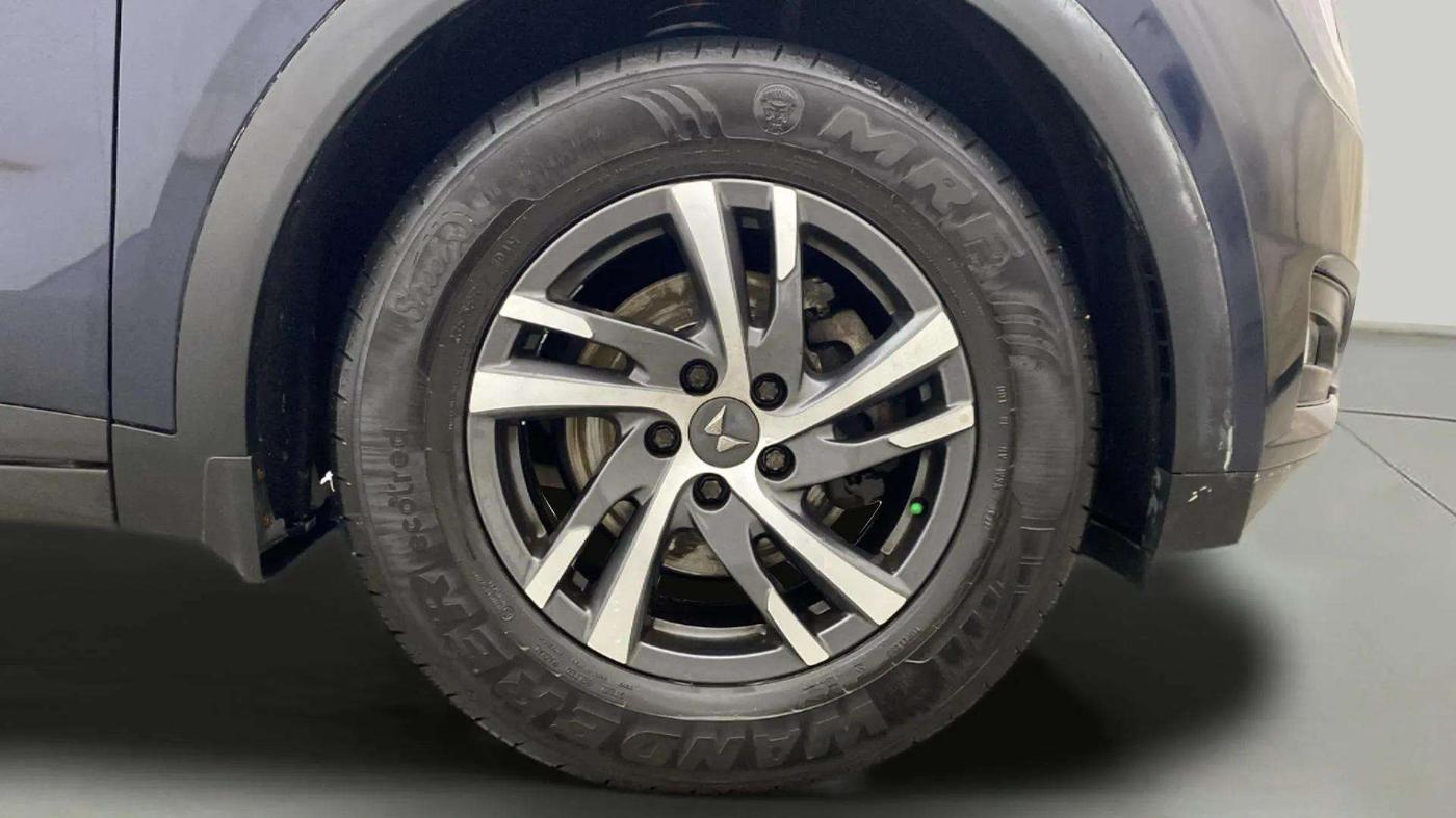 2022 Mahindra XUV700 AX 5 P AT 5 STR, Petrol, Automatic, 30,522 km, Right Front Wheel