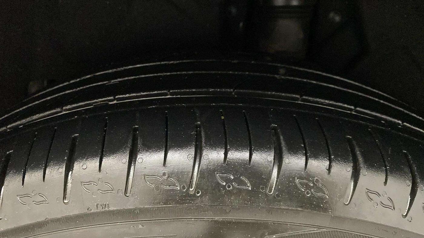 2022 Mahindra XUV700 AX 5 P AT 5 STR, Petrol, Automatic, 30,522 km, Left Rear Tyre Tread