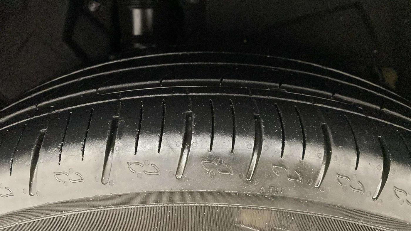 2022 Mahindra XUV700 AX 5 P AT 5 STR, Petrol, Automatic, 30,522 km, Right Rear Tyre Tread