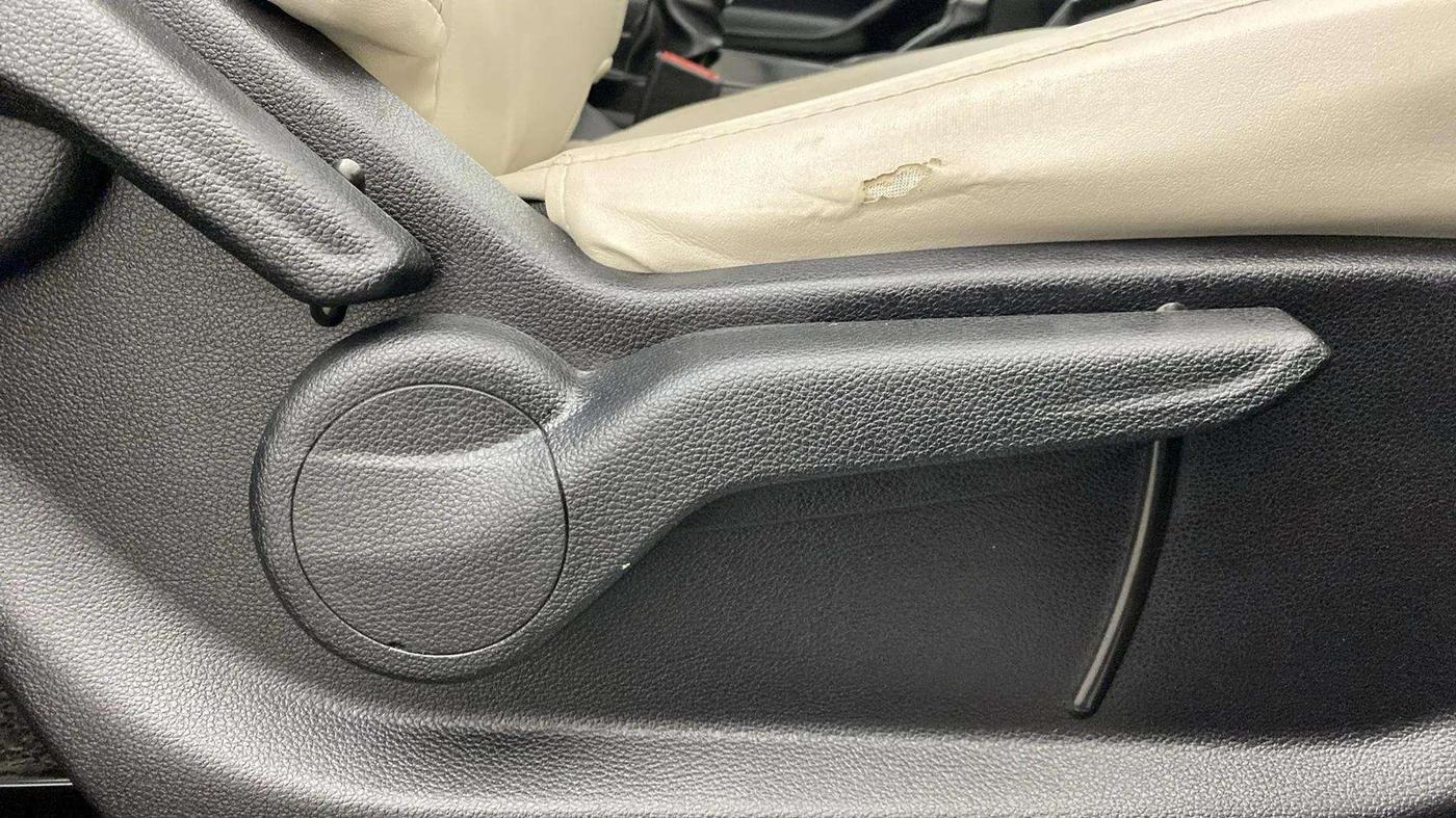 2022 Mahindra XUV700 AX 5 P AT 5 STR, Petrol, Automatic, 30,522 km, Driver Side Adjustment Panel