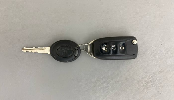 2016 Tata Tiago XT PETROL, Petrol, Manual, 92,706 km, Key Close Up