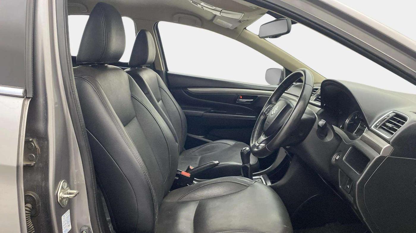 2015 Maruti Ciaz ZXI+ RS, Petrol, Manual, 23,335 km, Right Side Front Door Cabin