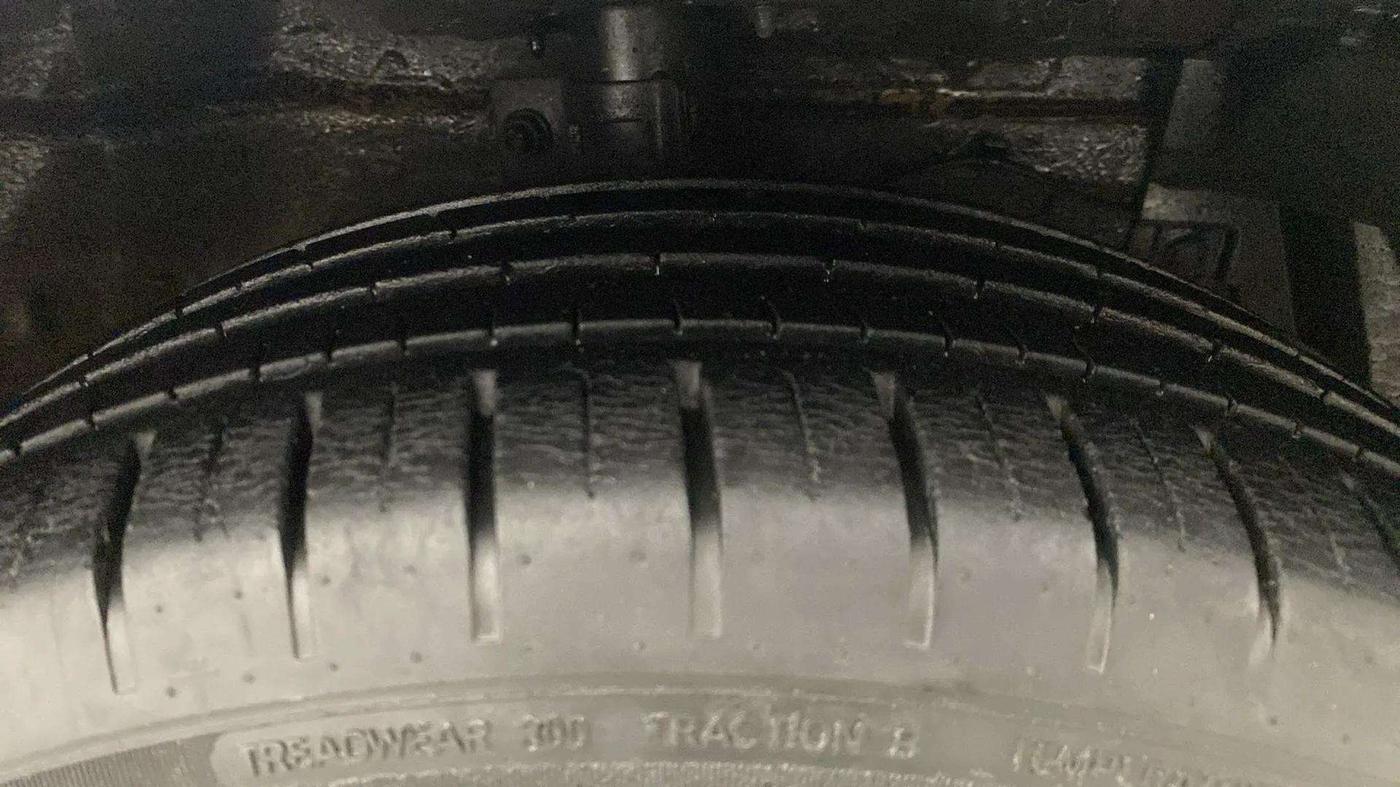 2015 Maruti Ciaz ZXI+ RS, Petrol, Manual, 23,335 km, Right Front Tyre Tread