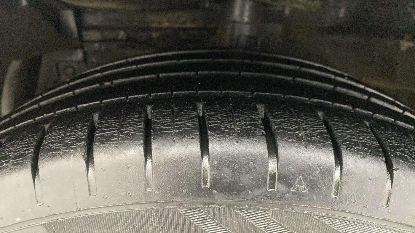 2015 Maruti Ciaz ZXI+ RS, Petrol, Manual, 23,335 km, Left Front Tyre Tread