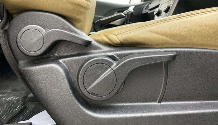 2019 Mahindra XUV500 W7, Diesel, Manual, 49,104 km, Driver Side Adjustment Panel