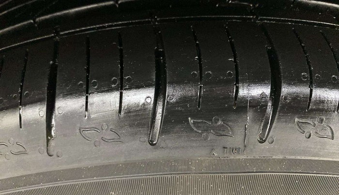 2019 Mahindra XUV500 W7, Diesel, Manual, 49,104 km, Right Front Tyre Tread