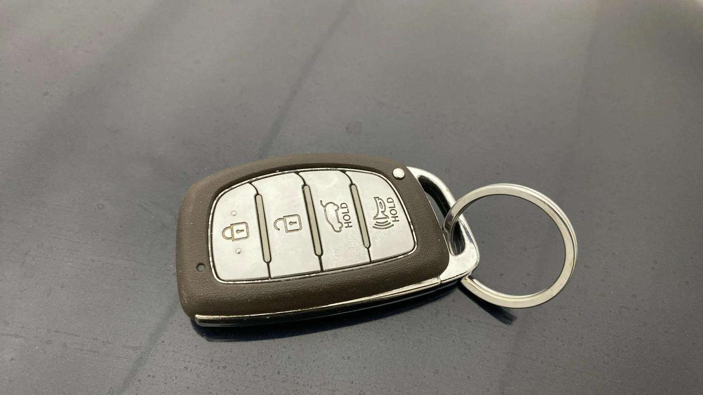 2022 Hyundai NEW I20 ASTA (O) 1.0 TURBO GDI DCT, Petrol, Automatic, 31,047 km, Key Close Up
