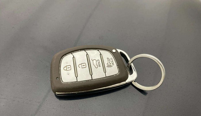 2022 Hyundai NEW I20 ASTA (O) 1.0 TURBO GDI DCT, Petrol, Automatic, 30,653 km, Key Close Up