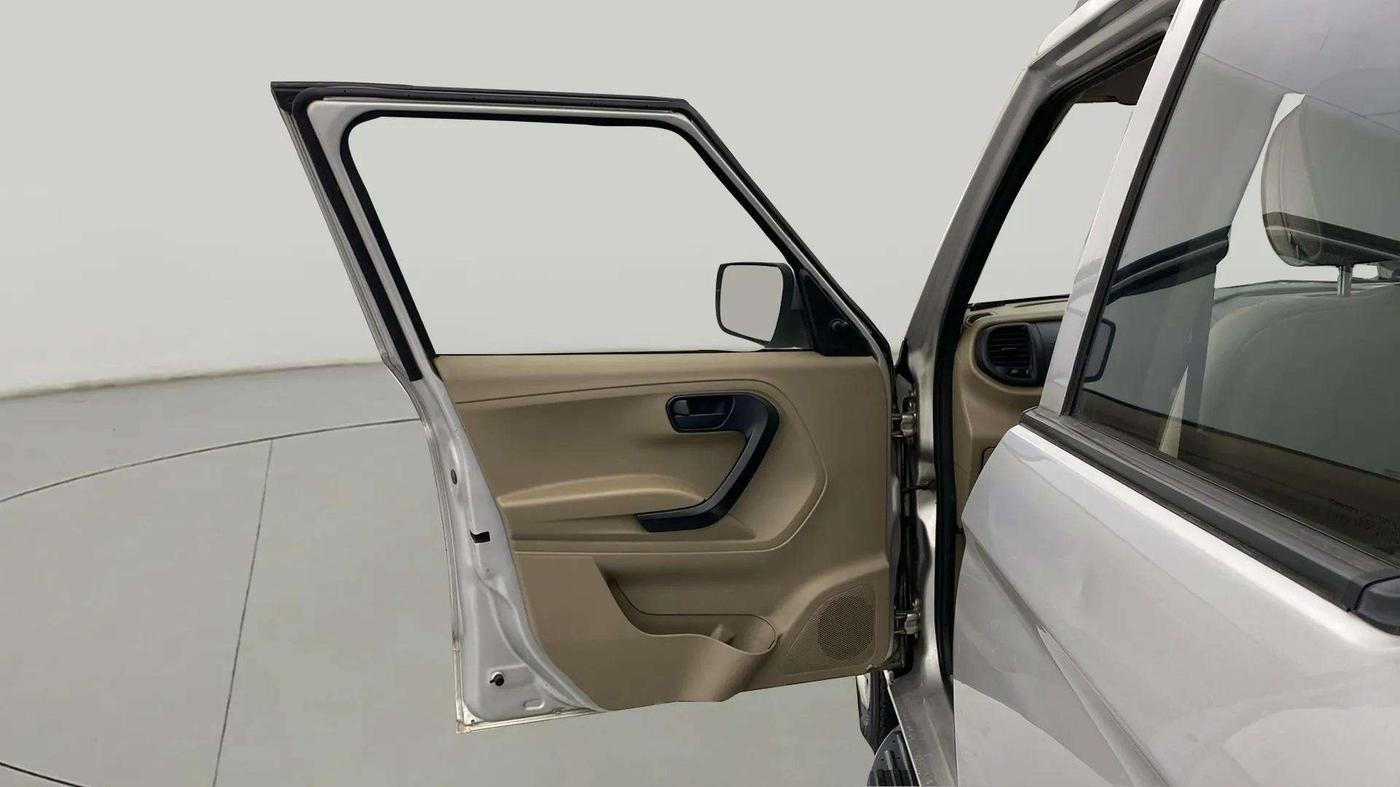 2017 Mahindra TUV300 T6 PLUS, Diesel, Manual, 89,081 km, LHS Front Door