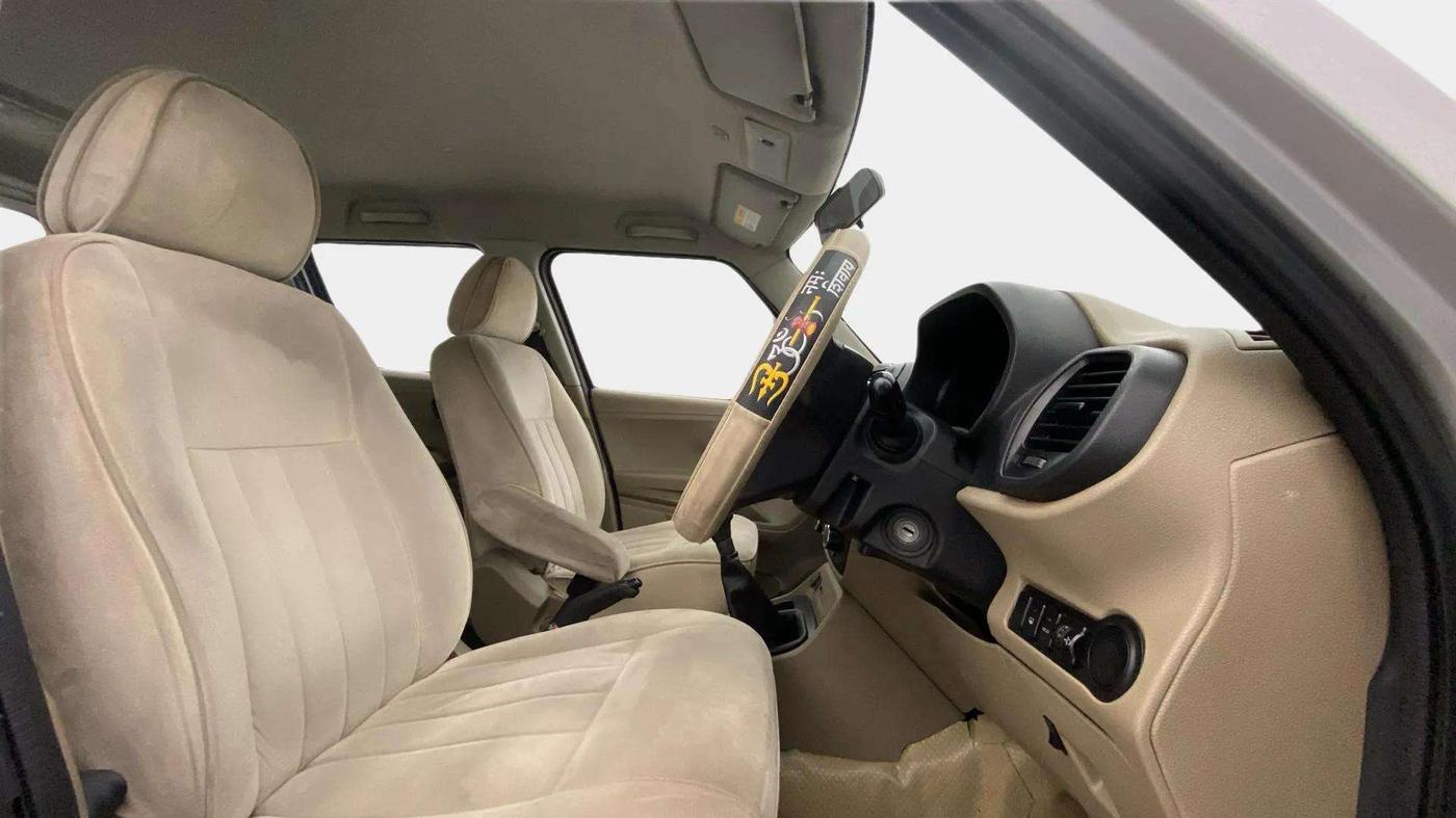 2017 Mahindra TUV300 T6 PLUS, Diesel, Manual, 89,081 km, Right Side Front Door Cabin
