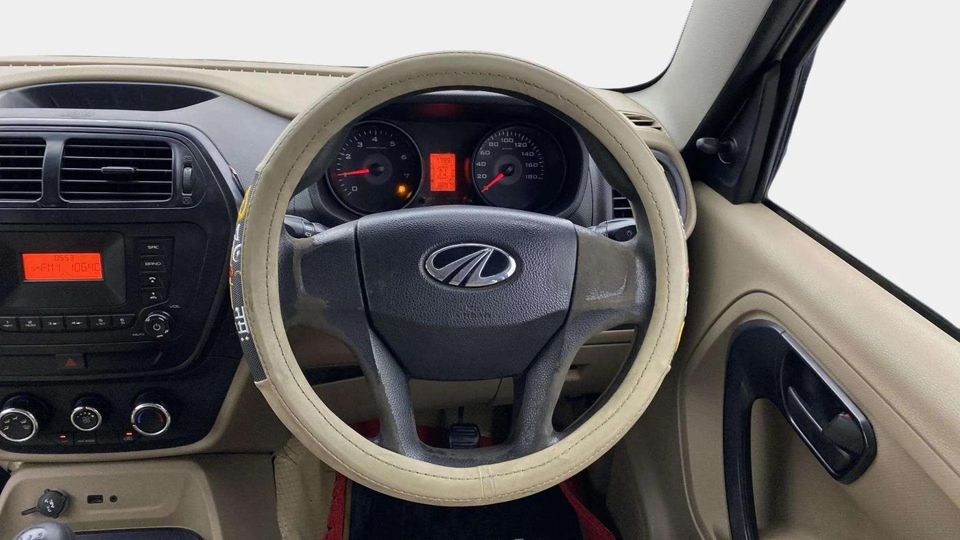 2017 Mahindra TUV300 T6 PLUS, Diesel, Manual, 89,081 km, Steering Wheel Close Up