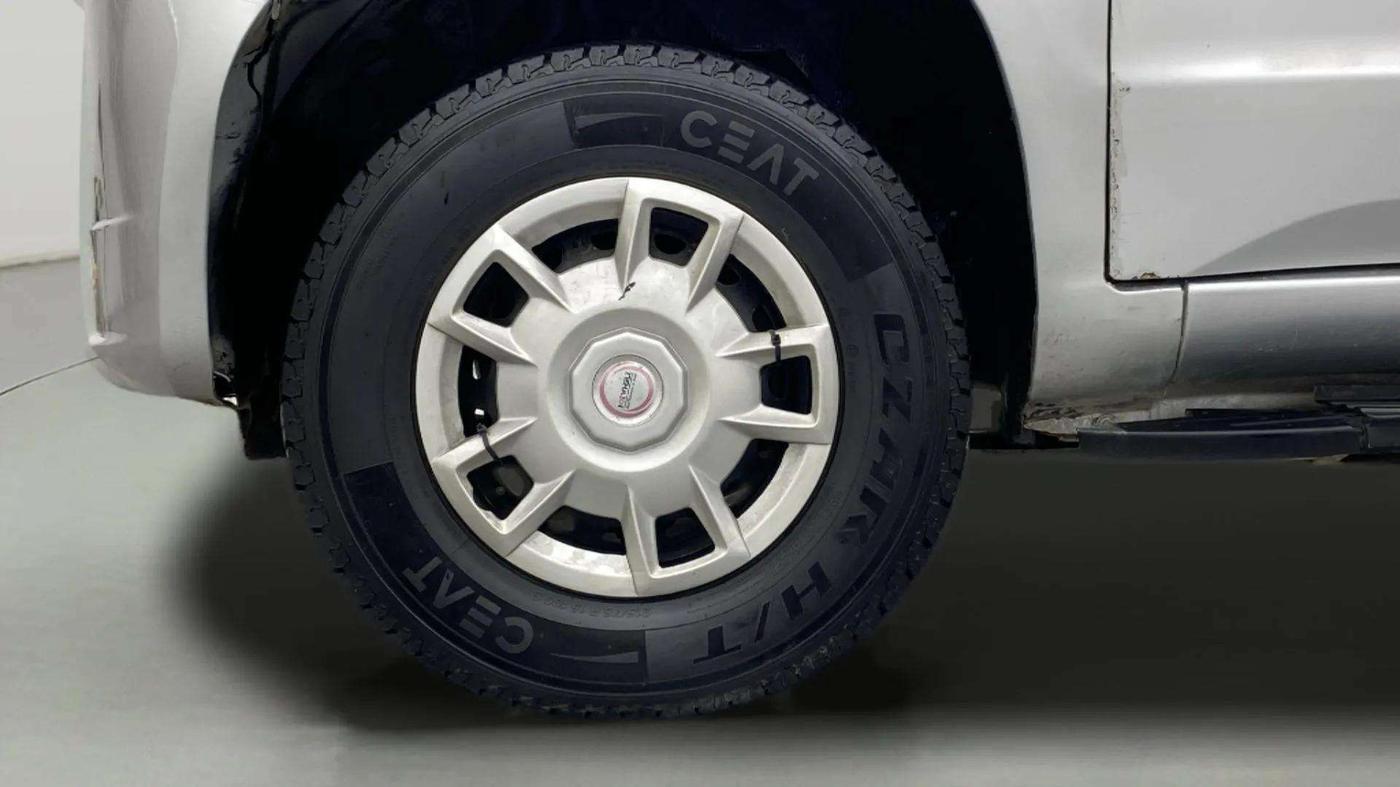 2017 Mahindra TUV300 T6 PLUS, Diesel, Manual, 89,081 km, Left Front Wheel
