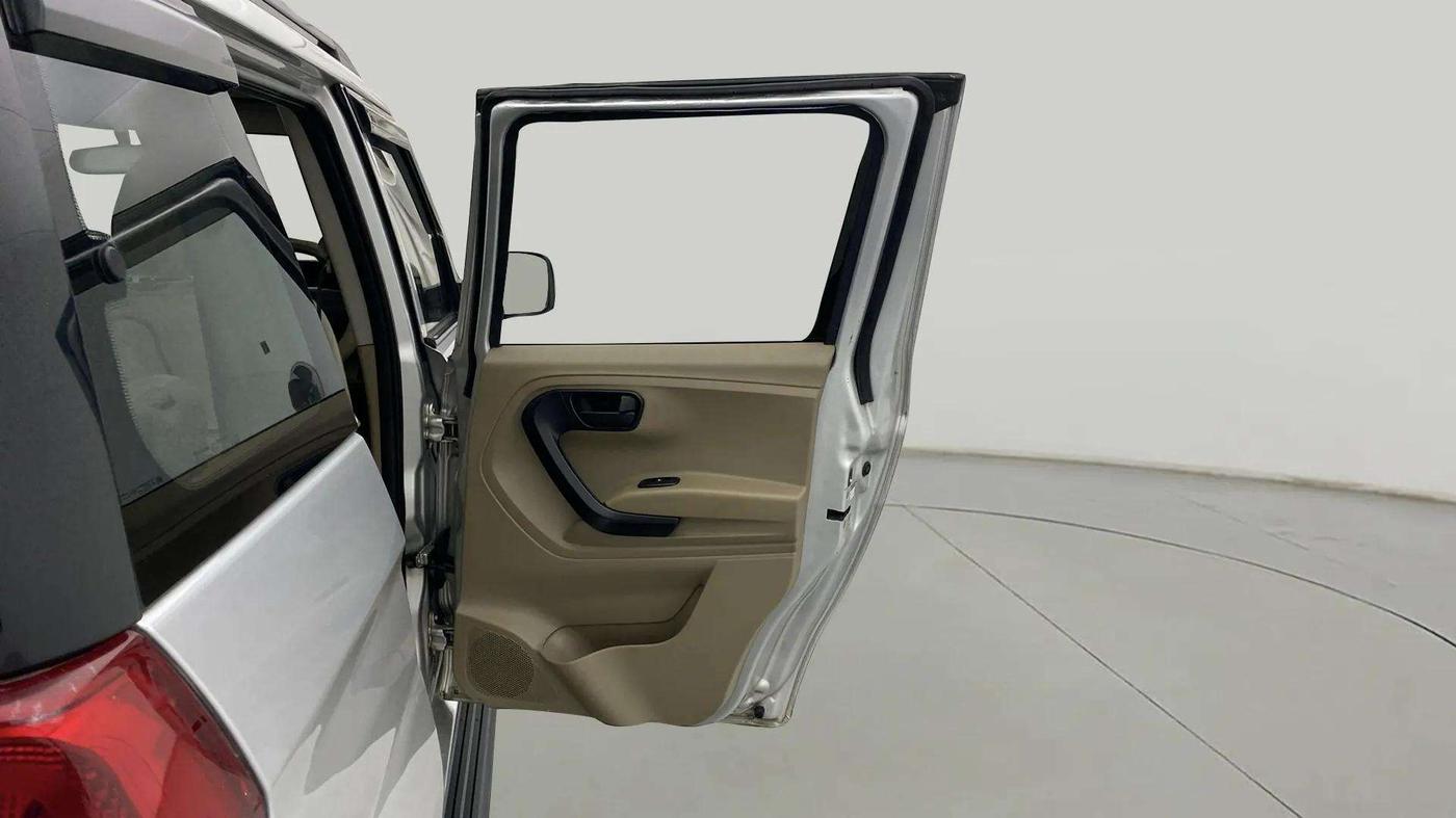 2017 Mahindra TUV300 T6 PLUS, Diesel, Manual, 89,081 km, RHS Rear Door