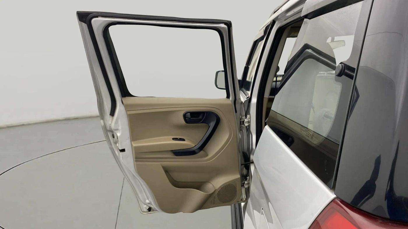 2017 Mahindra TUV300 T6 PLUS, Diesel, Manual, 89,081 km, LHS Rear Door