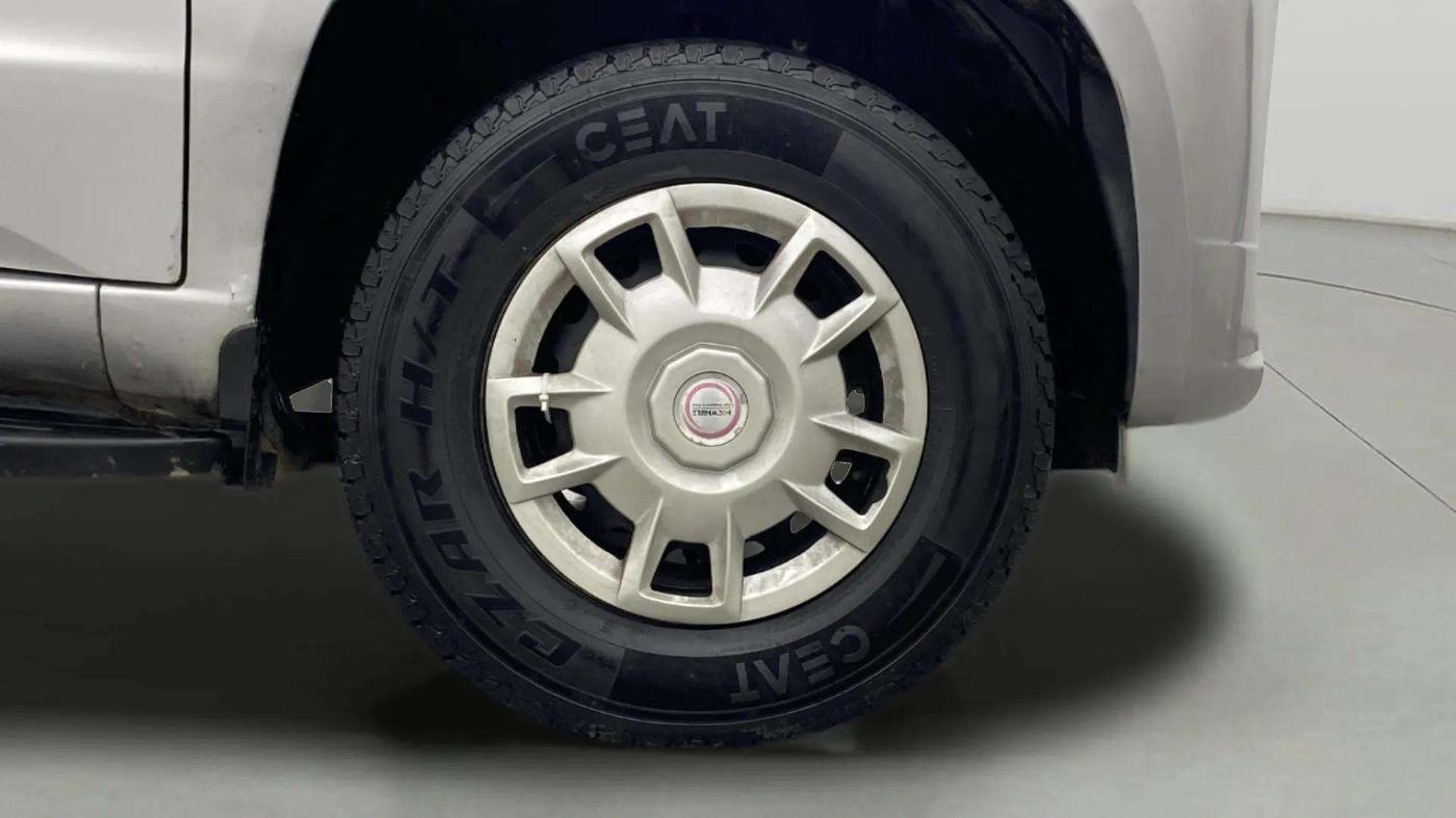 2017 Mahindra TUV300 T6 PLUS, Diesel, Manual, 89,081 km, Right Front Wheel